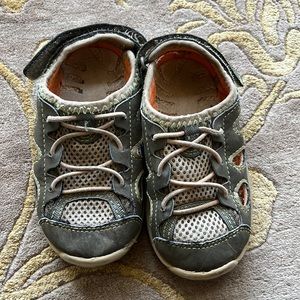 Toddler shoes Carter’s size 8 with Velcro back